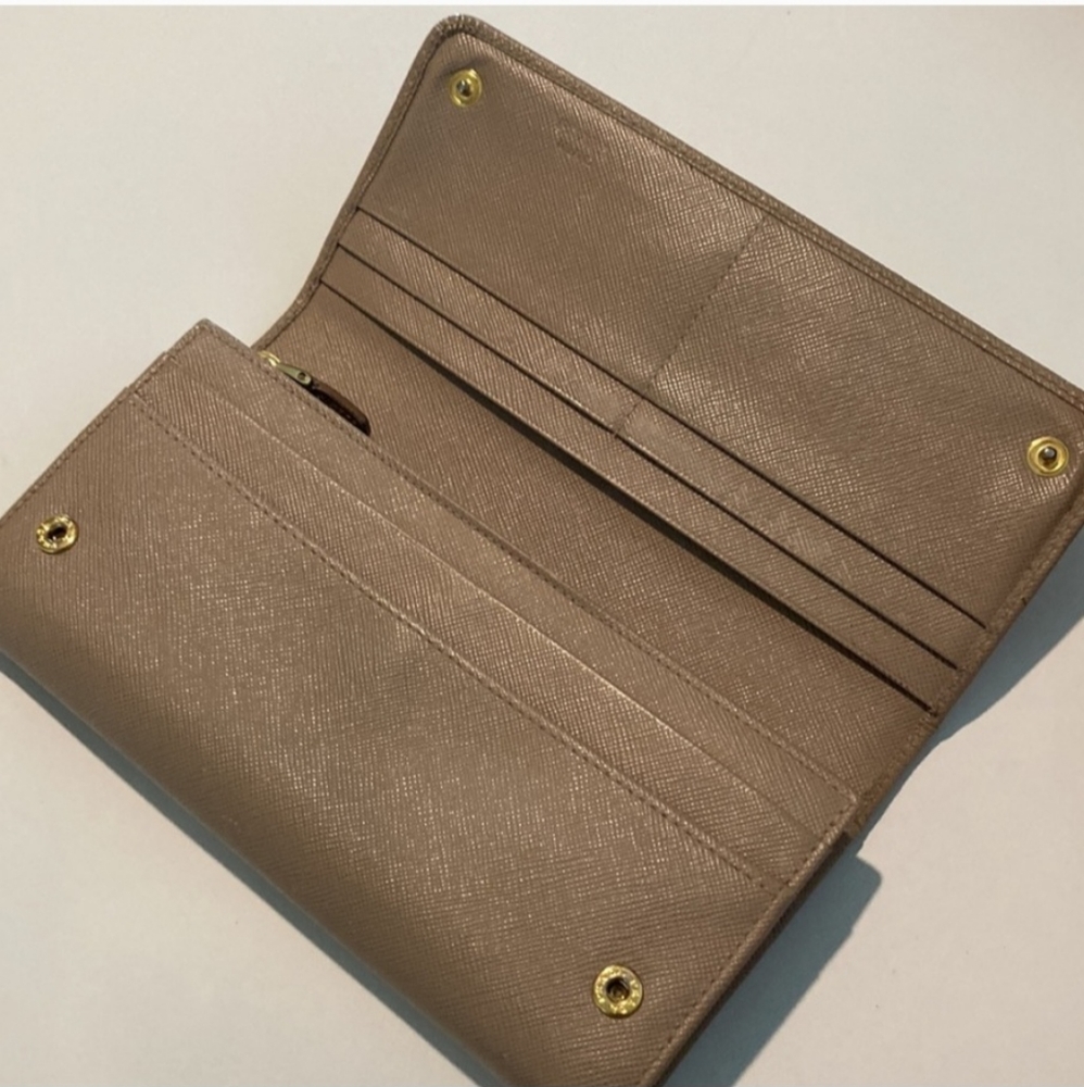 Prada Wallet - Picture 4 of 4